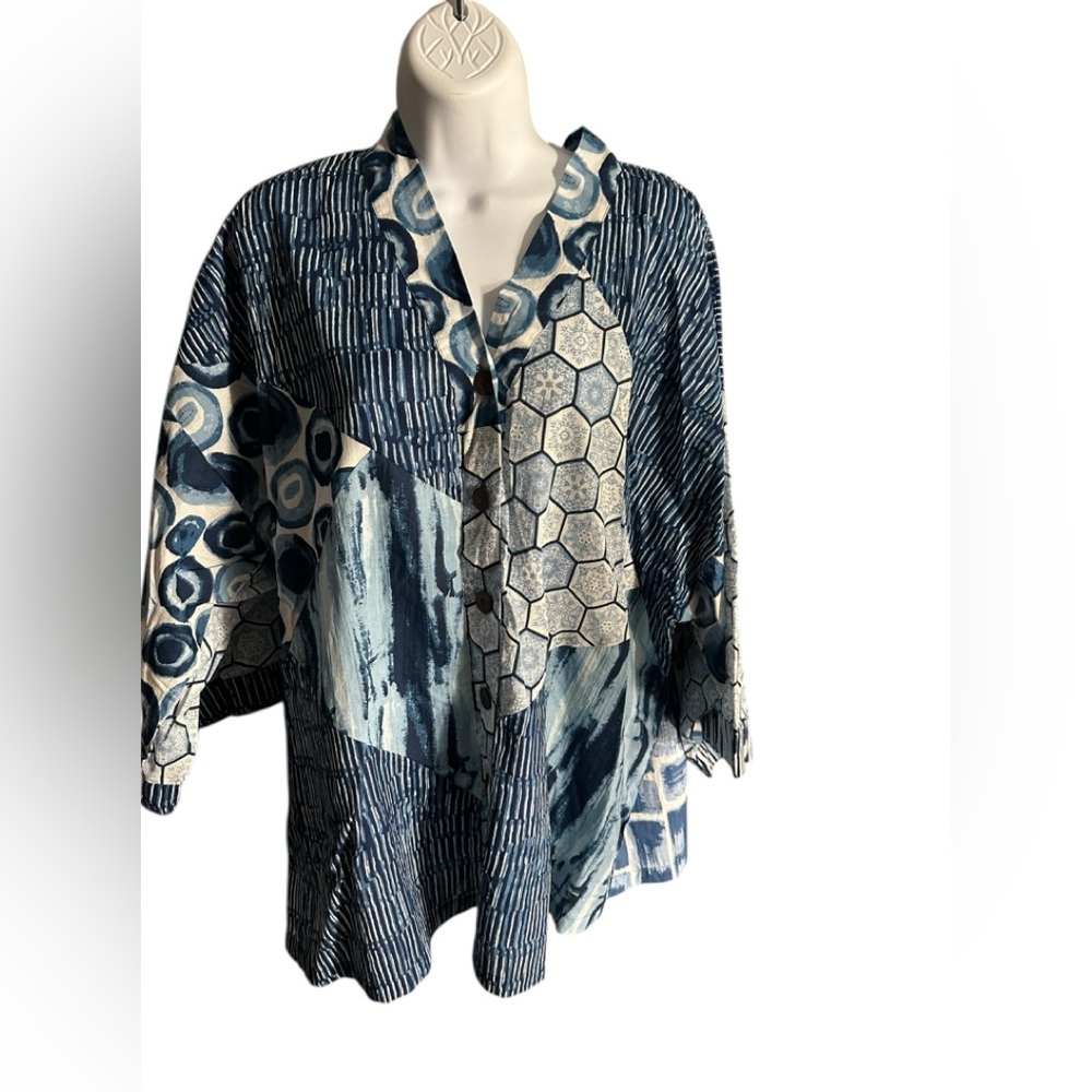 S/M. Stylish Blue Patterned Women's Top. BL/RD5. Sacred Threads